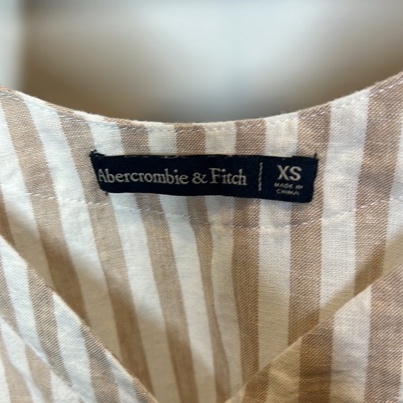 Abercrombie and fitch sleeveless top. Size xs - Picture 2 of 5